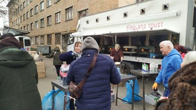 "Робіть піцу, а не війну": у Черкаси приїхали шотландські волонтери та пригощають безоплатною піцою "Робіть піцу, а не війну": у Черкаси приїхали шотландські волонтери та пригощають безоплатною піцою
