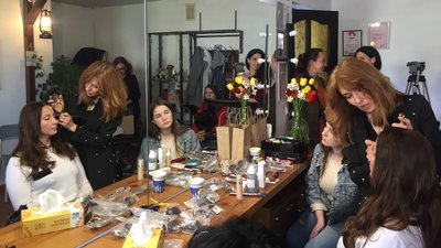 Робили зачіски, макіяж та масаж: у Черкасах провели "День підтримки та краси" для дружин загиблих захисників Робили зачіски, макіяж та масаж: у Черкасах провели "День підтримки та краси" для дружин загиблих захисників
