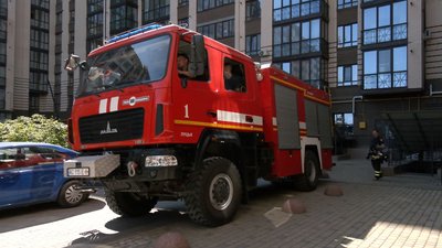 У Луцьку рятувальники відпрацювали вміння гасити пожежу у багатоповерхівці У Луцьку рятувальники відпрацювали вміння гасити пожежу у багатоповерхівці