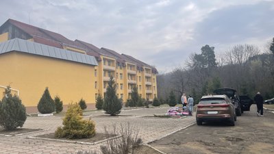 Вихованців дитбудинків з Донеччини поселили на Закарпатті в санаторії "Човен"