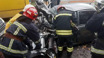 Потрійна ДТП з маршруткою у Рівному: є загиблий, травмовано семеро Потрійна ДТП з маршруткою у Рівному: є загиблий, травмовано семеро