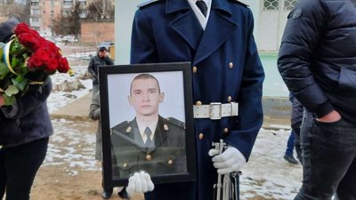 На Херсонщині попрощались з трьома військовими, яких розстріляв солдат у Дніпрі На Херсонщині попрощались з трьома військовими, яких розстріляв солдат у Дніпрі