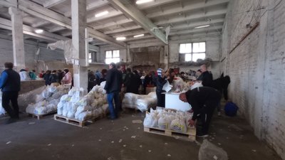 Пів мільйона продуктових наборів відправлять із Полтави на Сумщину: як працює сортувальний центр Пів мільйона продуктових наборів відправлять із Полтави на Сумщину: як працює сортувальний центр