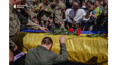 У Києві попрощалися з загиблим на війні командиром батальйону "Карпатська Січ" Олегом Куцином У Києві попрощалися з загиблим на війні командиром батальйону "Карпатська Січ" Олегом Куцином
