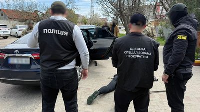 Затримання двох обвинувачених у схемі незаконного виїзду чоловіків за кордон в Одесі