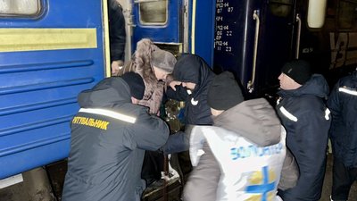 переселенці, евакуаційний потяг, бердичів, покровськ, звягель переселенці, евакуаційний потяг, бердичів, покровськ, звягель