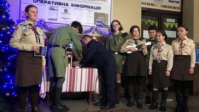 У Франківську на залізничному вокзалі пластунам передали Вифлеємський вогонь У Франківську на залізничному вокзалі пластунам передали Вифлеємський вогонь