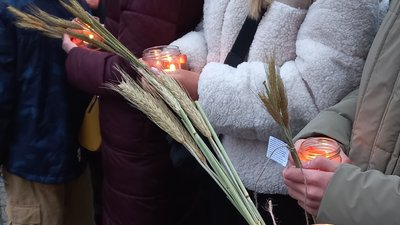 У центрі Дніпра діти влаштували акцію до Дня пам'яті жертв Голодоморів У центрі Дніпра діти влаштували акцію до Дня пам'яті жертв Голодоморів