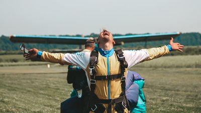 "Це адреналін. Буває люди не пам'ятають стрибка" — тренер зі стрибків з парашута "Це адреналін. Буває люди не пам'ятають стрибка" — тренер зі стрибків з парашута
