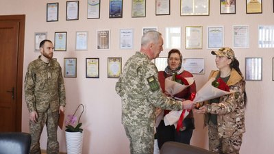 Орден "За мужність" III ступеня вручили мамі і сестрі Андрія Дерещука з Хмельниччини Орден "За мужність" III ступеня вручили мамі і сестрі Андрія Дерещука з Хмельниччини