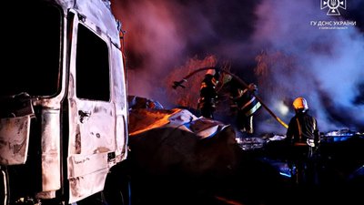 ДТП на Київщині: загорілися три вантажівки, двоє людей загинули