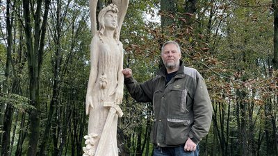 У Бурштині скульптури У Бурштині скульптури