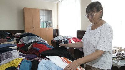 Продуктові набори та засоби гігієни: в Черкасах волонтери допомагають жителям речами Продуктові набори та засоби гігієни: в Черкасах волонтери допомагають жителям речами