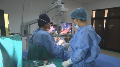 У Непалі лікар безкоштовно оперує нужденних пацієнтів із катарактою. СУСПІЛЬНЕ | ВІДЕОНОВИНИ