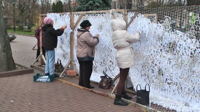 У Хмельницькому плетуть маскувальні сітки просто неба