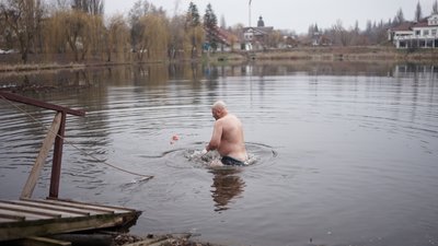 Купання в озері на Водохреще