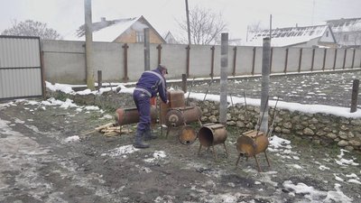 На Тернопільщині з газових балонів роблять пічки для бійців На Тернопільщині з газових балонів роблять пічки для бійців