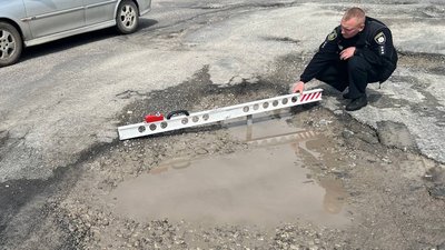 Працівники патрульної поліції перевірили якість доріг на Хмельниччині