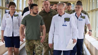 Президент Володимир Зеленський нагородив військових на передових позиціях Дніпропетровщини Президент Володимир Зеленський нагородив військових на передових позиціях Дніпропетровщини