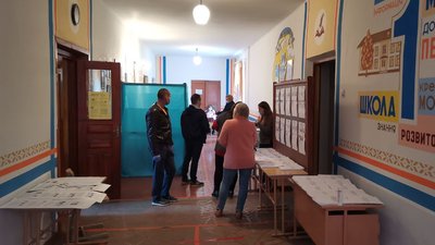 У "червоному" районі на Волині черги до виборчих дільниць, двоє недужих на COVID-19 голосують вдома У "червоному" районі на Волині черги до виборчих дільниць, двоє недужих на COVID-19 голосують вдома