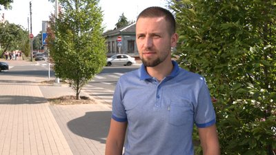 Відновлюють покрівлю та склять вікна: у Чернігові ремонтують пошкоджені будинки після ракетного удару по драмтеатру Відновлюють покрівлю та склять вікна: у Чернігові ремонтують пошкоджені будинки після ракетного удару по драмтеатру