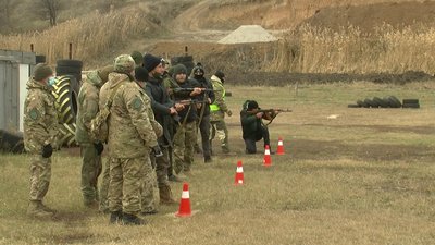 На Кіровоградщині юнаки та дівчата змагались у стрільбі зі справжньої зброї На Кіровоградщині юнаки та дівчата змагались у стрільбі зі справжньої зброї