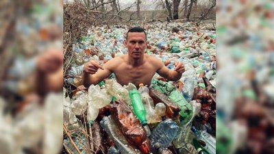 У річці із сміттям. Закарпатський екоактивіст зробив фото, щоб показати проблему забрудненості