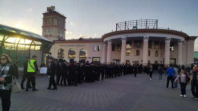 У Києві на Вокзальній площі 200 курсантів тренуються приймати присягу