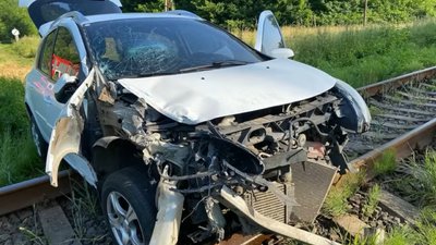 Неподалік залізничного переїзду. На Буковині при обгоні зіткнулися дві машини