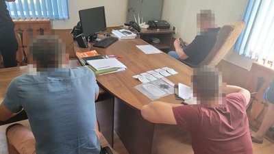 Щоб авто не забрали на потреби ЗСУ: черкащанина затримали за хабар поліцейському