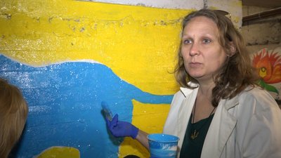 Діти разом із батьками розмалюють сховище у підвалі одного з житлових будинків Житомира Діти разом із батьками розмалюють сховище у підвалі одного з житлових будинків Житомира