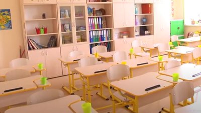 Є два комп’ютерних класи та сім навчальних, розрахованих на тридцять учнів. Є два комп’ютерних класи та сім навчальних, розрахованих на тридцять учнів.