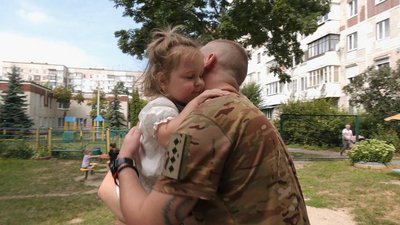 Військовий з донькою Військовий з донькою