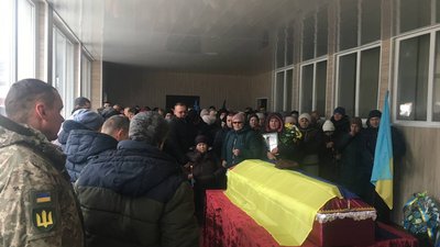 "Числився, як безвісти зниклий". У Роменському районі на Сумщині попрощались із молодшим сержантом Миколою Кучерявенком "Числився, як безвісти зниклий". У Роменському районі на Сумщині попрощались із молодшим сержантом Миколою Кучерявенком