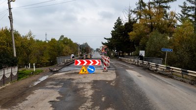 У Чернівецькій області ремонтують міст протяжністю 25 метрів У Чернівецькій області ремонтують міст протяжністю 25 метрів