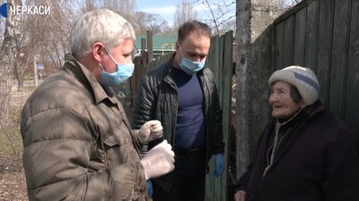 Працівники Черкаського центру гостинності допомагають вимушеним переселенцям