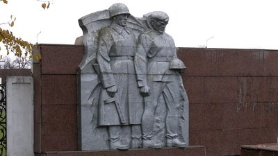 Вони знищували УПА: з міського скверу на Рівненщині вирішили прибрати меморіал енкавеесівцям Вони знищували УПА: з міського скверу на Рівненщині вирішили прибрати меморіал енкавеесівцям