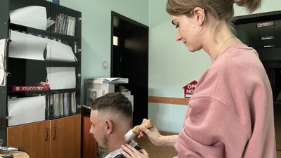 До перемоги: у Харкові барбер безкоштовно стриже військових До перемоги: у Харкові барбер безкоштовно стриже військових