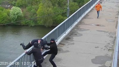 У Житомирі чоловік намагався стрибнути з мосту – поліцейські зупинили