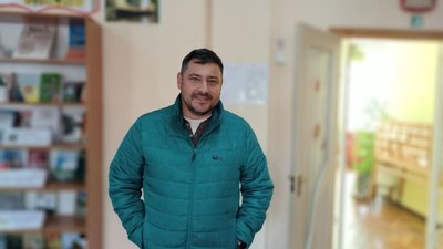 Тепло для воїнів на фронт: у бібліотеці для дітей на Житомирщині виготовляють окопні свічки