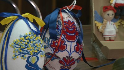 У Запоріжжі майстрині презентували вишиті писанки для іноземних лідерів, які підтримують Україну