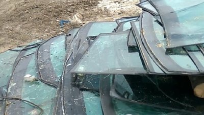 На Прикарпатті впіймали водія КАМАЗу, який викинув скло на стихійному сміттєзвалищі На Прикарпатті впіймали водія КАМАЗу, який викинув скло на стихійному сміттєзвалищі
