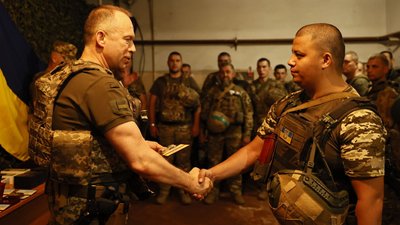 Двом десяткам бійців бригади з Житомирської області вручили нагороди за хоробрість і звитягу