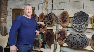 Тернополянин виготовив панно із зображенням розстріляного українського героя Тернополянин виготовив панно із зображенням розстріляного українського героя