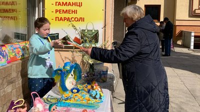 Дівчинка продає свої книжки та іграшки