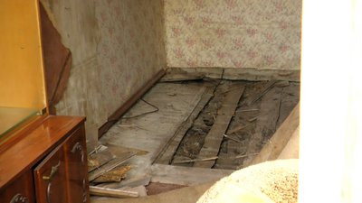 Додому через вікно – у житомирській триповерхівці тріскаються стіни і просідає підлога