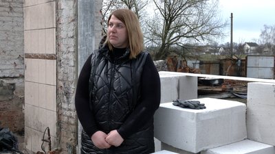 На Чернігівщині жінка з волонтерами відбудовує будинок, поки чоловік несе службу На Чернігівщині жінка з волонтерами відбудовує будинок, поки чоловік несе службу