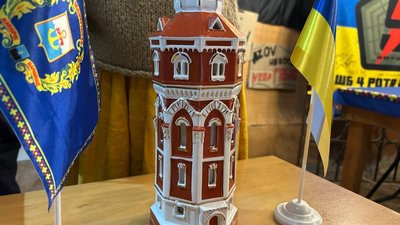 "Вежа: кроки памʼяті": у Житомирі відкрили мистецьку інсталяцію про Маріуполь