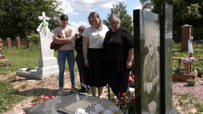 Рідні Тараса Піварчука на його могилі