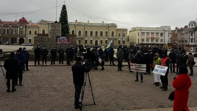 Шахтарі Кіровоградщини протестують перед обласною адміністрацією Шахтарі Кіровоградщини протестують перед обласною адміністрацією